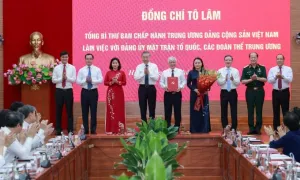 Tổng Bí thư trao quyết định thành lập Cơ quan Ủy ban Trung ương MTTQ Việt Nam Tổng Bí thư trao quyết định thành lập Cơ quan Ủy ban Trung ương MTTQ Việt Nam